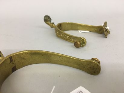 Paire d'éperons en laiton, branches ciselées...