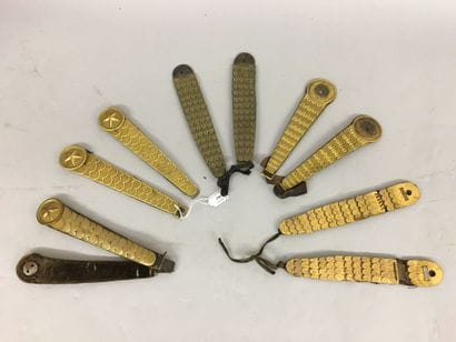 Cinq paires de jugulaires de shako d'officier,...