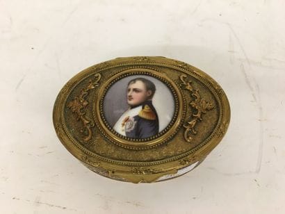Bonbonnière ovale en laiton repoussé et doré...