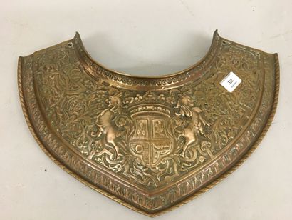 Grand colletin d'armure en laiton fondu,...