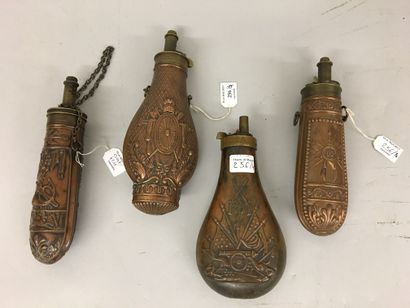 Trois poires à poudre en cuivre repoussé...