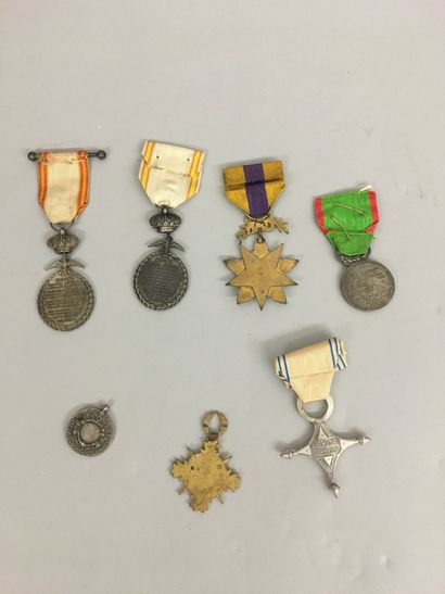 Lot de médailles dont 
1 médaille du mérite...