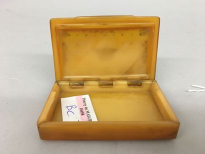 Petite tabatière rectangulaire en corne blonde...