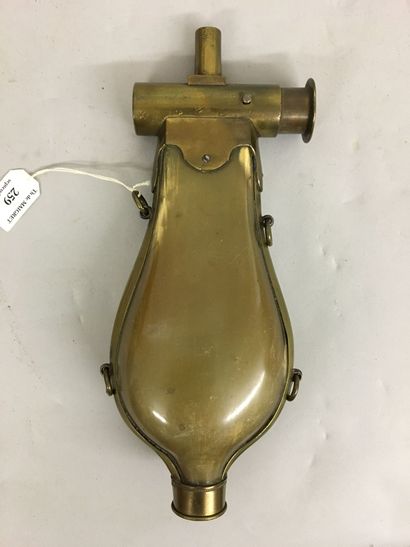 Grande poire à poudre à système, signée :...