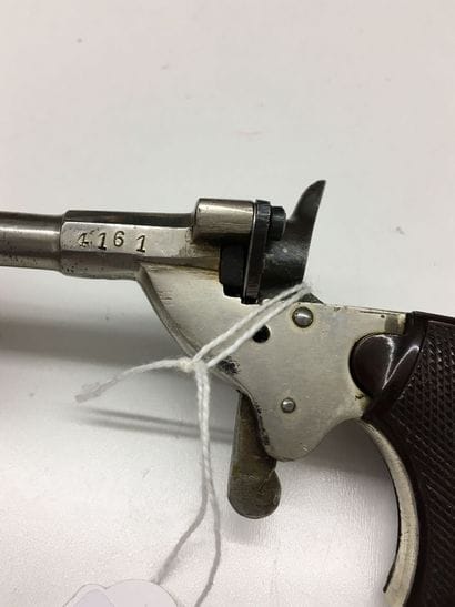 Petit pistolet de cycliste à un coup à percussion...