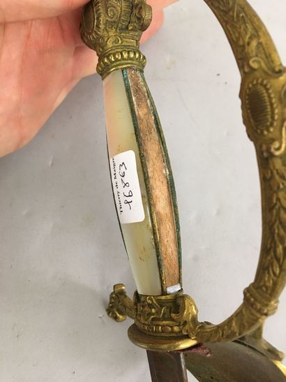 Epée de fonctionnaire, garde en laiton ciselé...