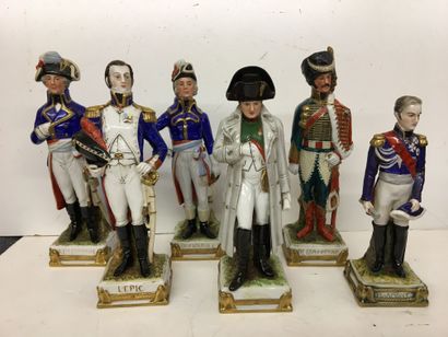 6 figurines en porcelaine peinte à sujet...