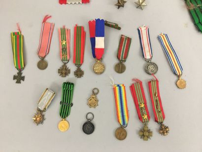 Lot de 15 médailles miniatures dont 1 de...