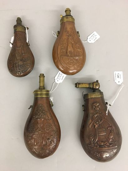Lot de 4 poires à poudre en cuivre ornées...