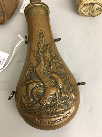 Lot : un gobelet de chasse en os, entièrement...