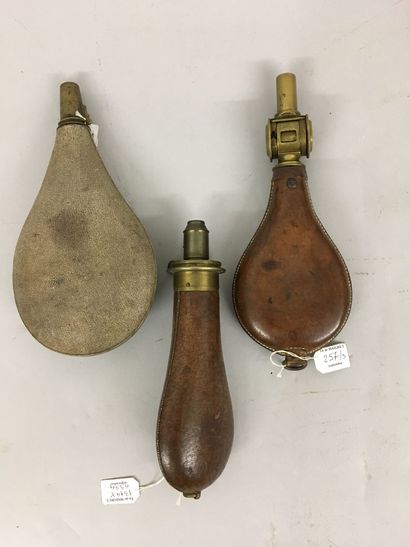 Trois poires à poudre : l'une recouverte...