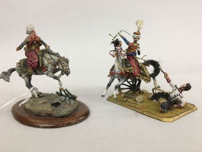 2 petits dioramas avec figures ronde bosse,...