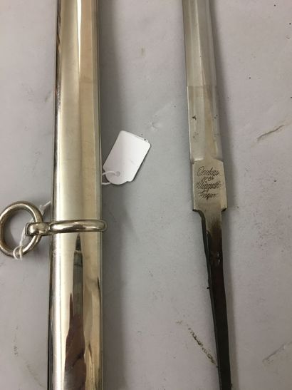 Une lame de sabre d'officier de cavalerie...