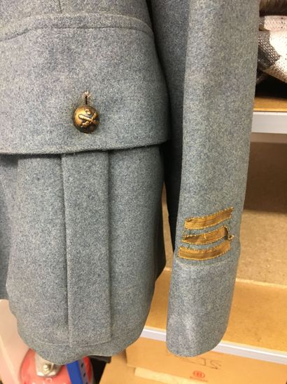Tenue d'un capitaine du 120e régiment d'artillerie,...