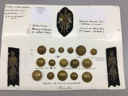 Deux planches l'une de 42 boutons d'époque...