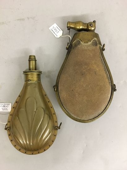 Deux poires à poudre, l'une en galuchat gris,...