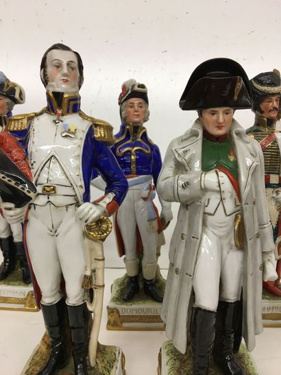 6 figurines en porcelaine peinte à sujet...