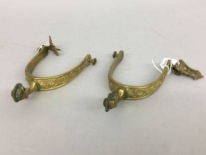 Paire d'éperons en laiton, branches ciselées...