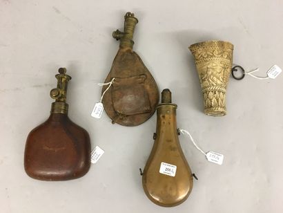 Lot : un gobelet de chasse en os, entièrement...