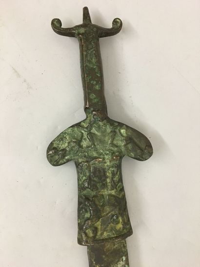 Epée de décoration, garde à antenne en bronze...