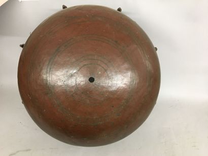 Tambour en cuivre repoussé, armature en fer,...