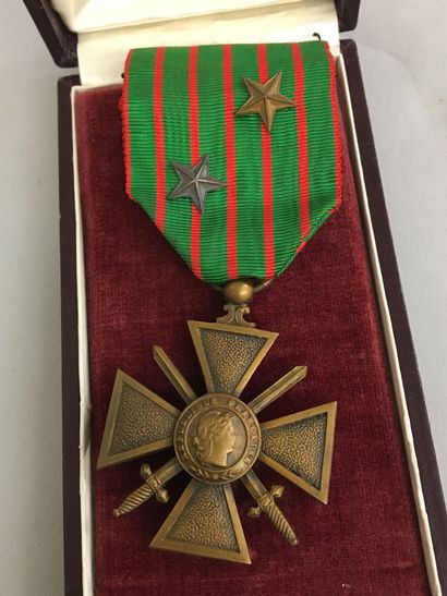 1 petite réduction de l'Ordre de Saint Louis...