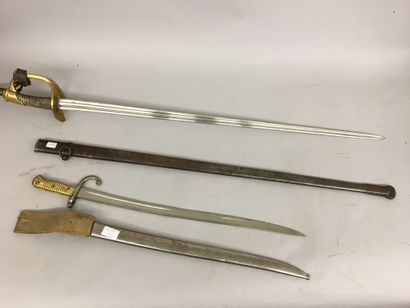 Lot composé de : 
Un sabre de cavalerie,...