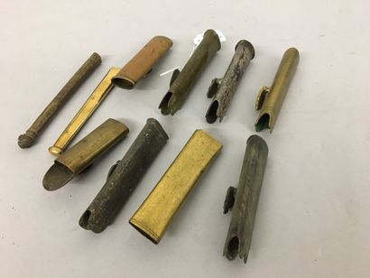 Huit chapes d'épées et deux bouteroles, en...