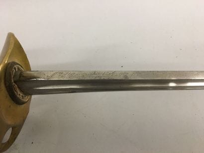 Lot composé de : 
Un sabre de cavalerie,...