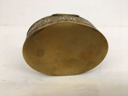 Bonbonnière ovale en laiton repoussé et doré...