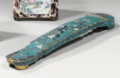 Appuie-bras en bronze doré et émaux cloisonnés...