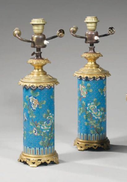 Paire de vases rouleaux en cuivre et émaux...
