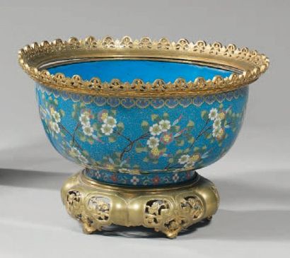 Grande coupe en cuivre et émaux cloisonnés...