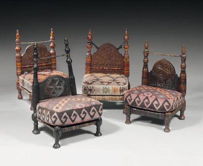 Ensemble de quatre chaises basses en bois...