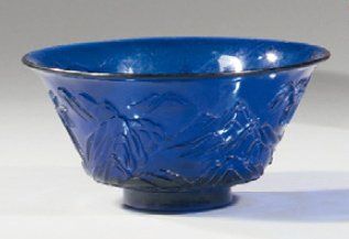 CHINE
Bol en verre de Pékin translucide bleu...