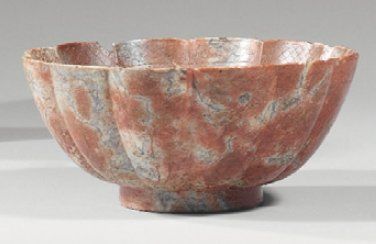 Coupe lobée en stéatite rouge veinée de gris...