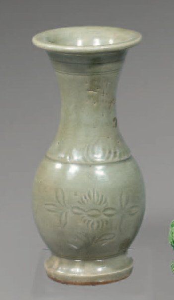 CHINE
Petit vase de forme balustre à fond...