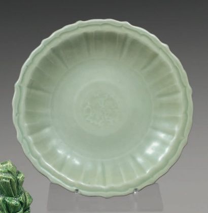 CHINE
Plat rond à bordure contournée godronnée...