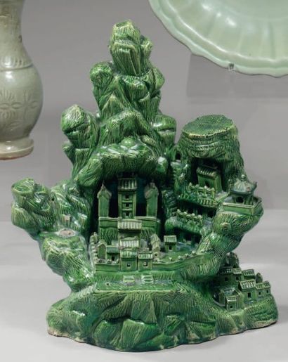 CHINE
Groupe en terre vernissée verte représentant...