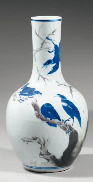 CHINE
Grand vase bouteille de forme balustre...