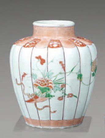 CHINE
Vase de forme balustre à côtes de melons...