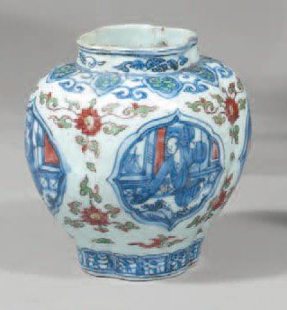 CHINE
Petit vase de forme balustre polylobé,...