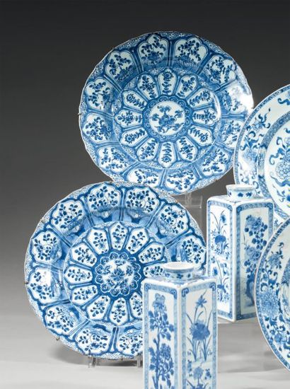 CHINE
Paire de plats ronds à bordure contournée,...