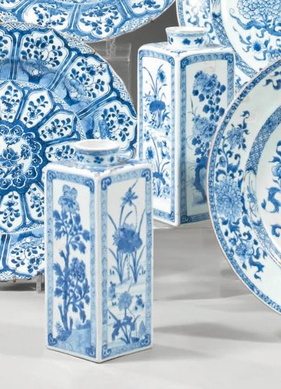 CHINE
Paire de bouteilles quadrangulaires...