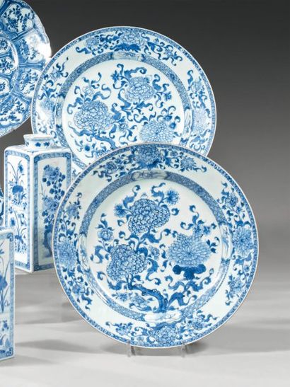 CHINE
Paire de grands plats ronds, décorés...