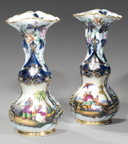 BAYEUX
Paire de vases cornets à double gourde,...
