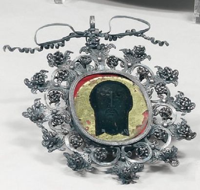 Fixé sous verre de forme ovale à décor d'un...