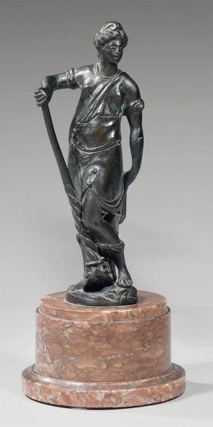Statuette en bronze ciselé et patiné représentant...