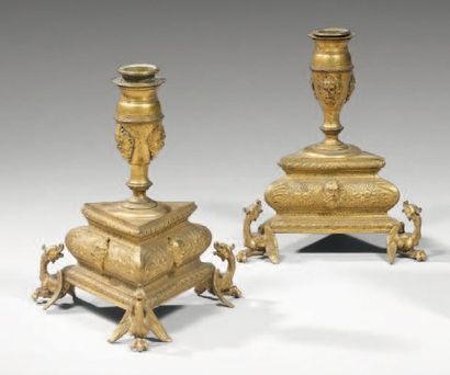 Paire de flambeaux en bronze ciselé et doré....