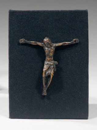 Petit Christ en bronze ciselé et patiné....